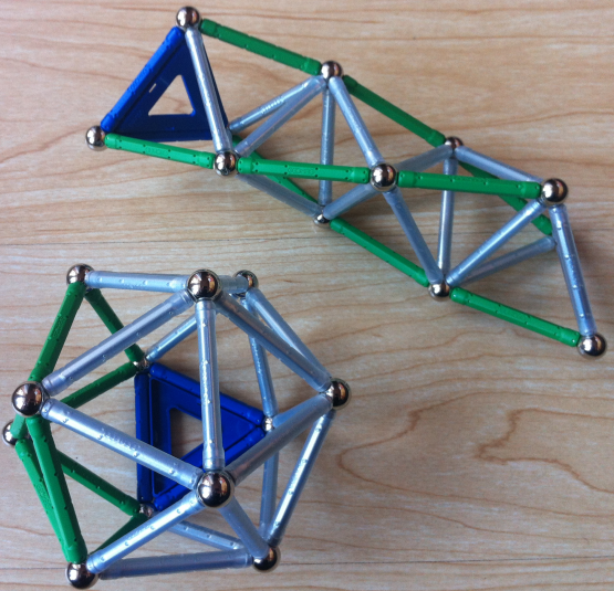 Hélice de tetraedros de doce bolas organizada como un icosaedro